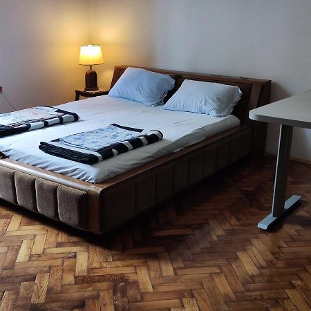 Vintage Apartment In The Center Of Újvidék Kültér fotó